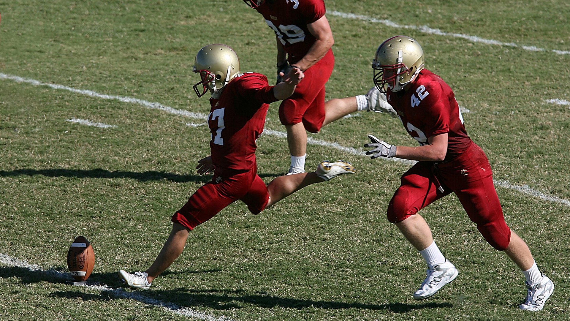 足球场边设立战术评述观摩区试点运行，足球场地设施